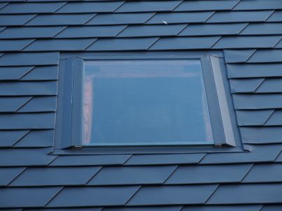 Dach mit einem von vier neuen Fenstern